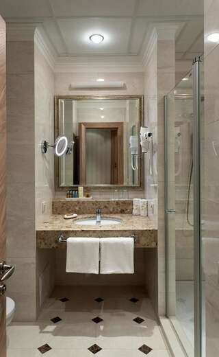 Курортные отели Superior Golf and SPA Resort Харьков Классический двухместный номер с 2 отдельными кроватями и видом на лес-7